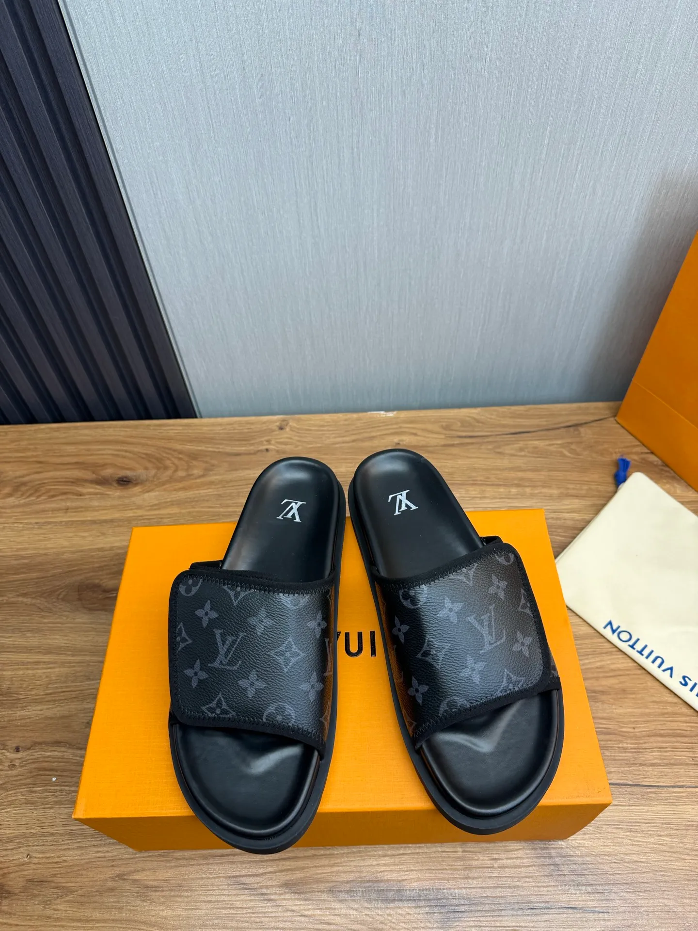 Men's shoes 💰340💰 ▪️LV's popular Little Red Book popular slippers hot sale: 1 shipment✅ Super textured and comfortable slippers, original TPU outsole. Authentic counter box drawer box packaging 🎁Size 38-45